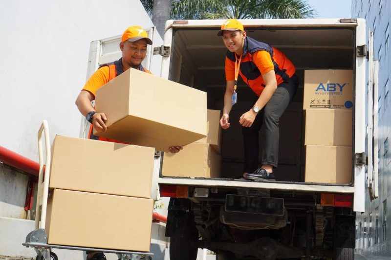 Bốc xếp hàng hóa tại TPHCM - Hình minh họa