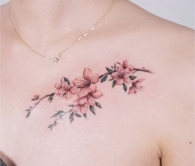 Hình xăm hoa trên ngực cho nữ 
