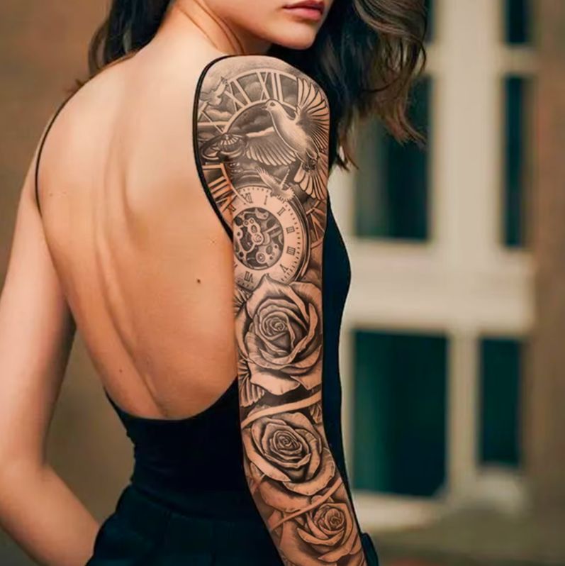 Hình xăm hoa hồng và đồng hồ phù hợp cho cả nam và nữ